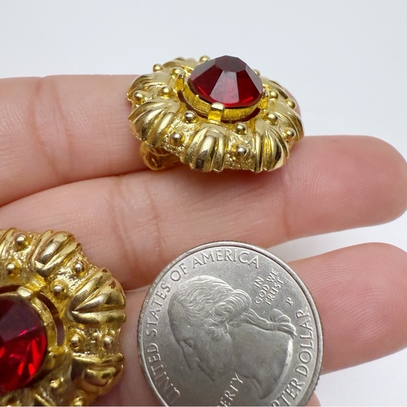 Vintage Red Crystal Glass Round Ornate Framed Goldtone Clip On Earrings - Picture 3 of 5